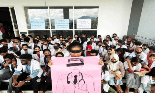 അടിസ്ഥാന സൗകര്യങ്ങളില്ല; ഇടുക്കി മെഡിക്കൽ കോളജിൽ വിദ്യാർഥി സമരം അടിസ്ഥാന സൗകര്യങ്ങളില്ല; ഇടുക്കി മെഡിക്കൽ കോളജിൽ വിദ്യാർഥി സമരം