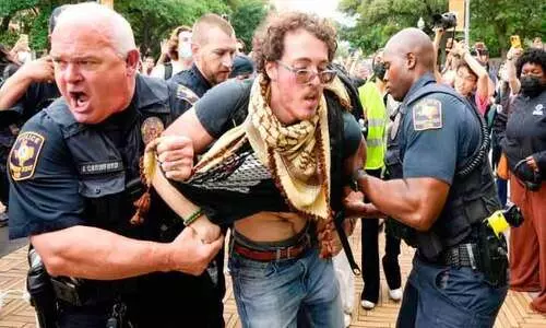 അതുതന്നെയാണീ കാണുന്നത്,  ചരിത്രം ആവർത്തിക്കുന്നത്!