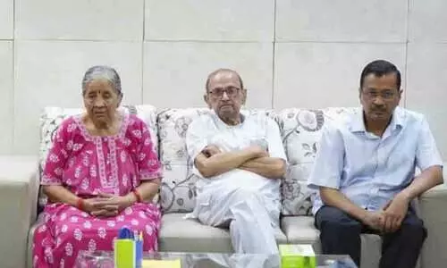 നിങ്ങളെന്തിനാണ് വയോധികരും രോഗികളുമായ എന്റെ മാതാപിതാക്കളെ ഉന്നംവെക്കുന്നത്? മോദിയോട് കെജ്രിവാൾ