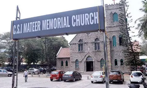 പാളയം സി.എസ്.ഐ പള്ളിയിൽ വിശ്വാസികൾ തമ്മിൽ തർക്കവും സംഘർഷവും; ബിഷപ്പിന്‍റെ ചുമതലയുള്ള മനോജ്‌ റോയിസ് വിക്ടറിനെ ഇറക്കിവിട്ടു