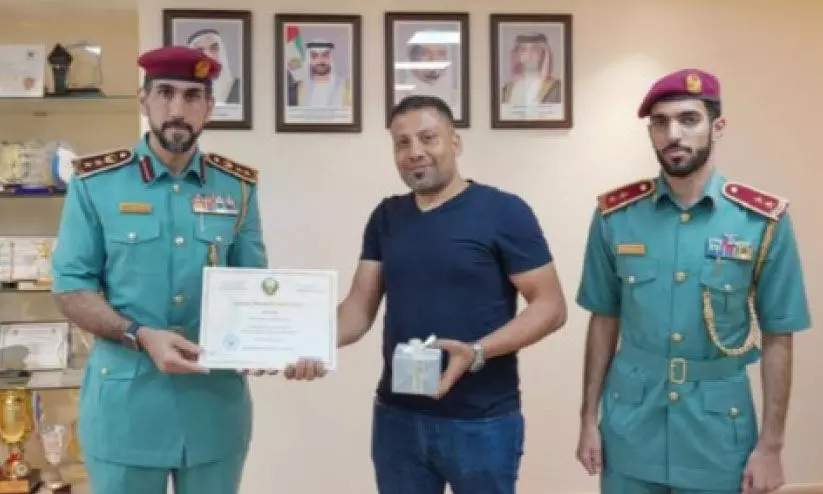 ക​ള​ഞ്ഞു​കി​ട്ടി​യ പ​ണം തി​രി​കെ​യേ​ൽ​പി​ച്ച യു​വാ​വി​ന്​ ആ​ദ​രം