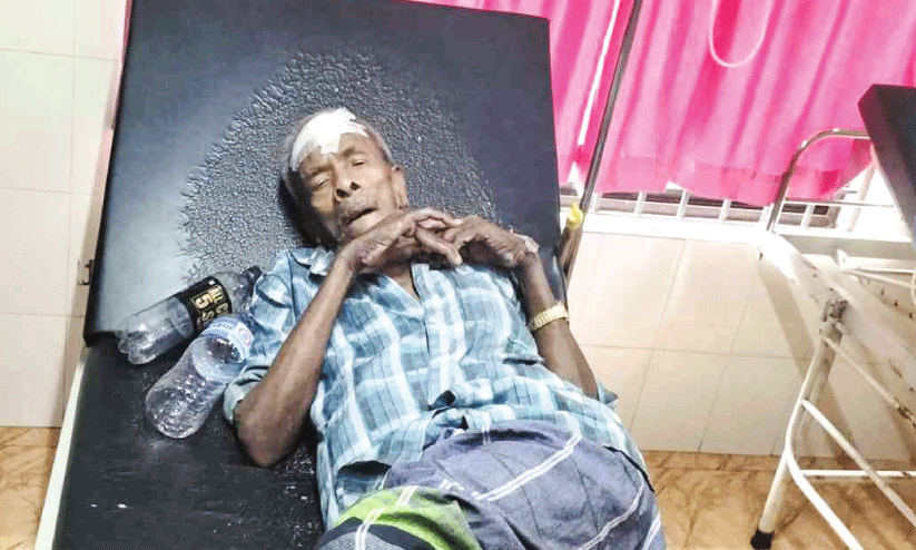 ചി​കി​ത്സ തേ​ടി​യെ​ത്തി​യ വ​യോ​ധി​ക​നെ സം​ര​ക്ഷി​ക്കാ​നാ​ളി​ല്ല; ഏ​റ്റെ​ടു​ത്ത് അ​ഗ​തി മ​ന്ദി​രം