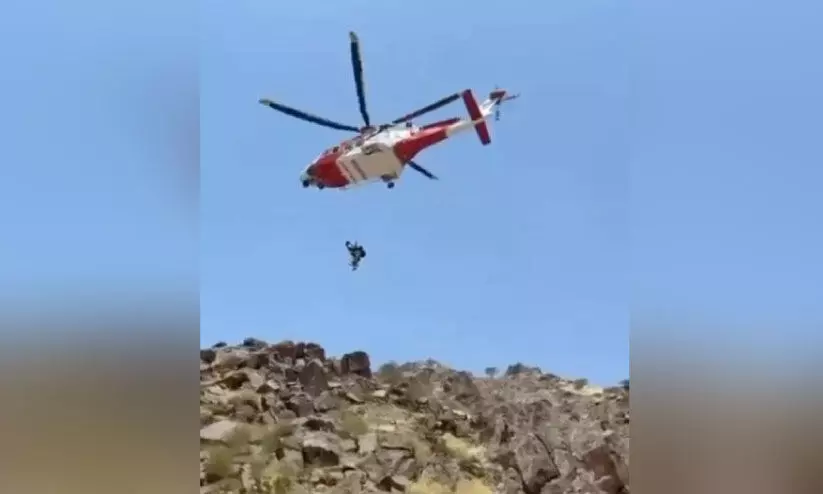 മലമുകളിൽ കുടുങ്ങിയ സഞ്ചാരികളെ രക്ഷപ്പെടുത്തി മലമുകളിൽ കുടുങ്ങിയ സഞ്ചാരികളെ രക്ഷപ്പെടുത്തി