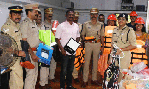 The police are also prepared to deal with the rain The police are also prepared to deal with the rain
