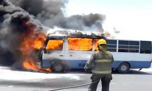 ആ​റാം റി​ങ് റോ​ഡി​ൽ ബ​സി​നു തീ​പി​ടി​ച്ചു