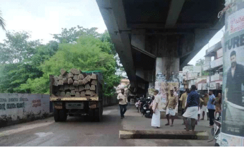 The railway sleepers fell while being transported in the lorry