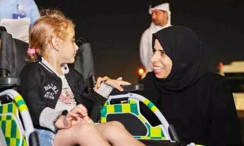 Minister Lulwa Bint Rashid Al Khatir with children of Palestine