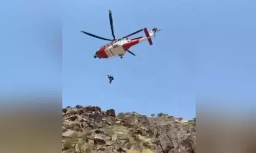 മ​ല​മു​ക​ളി​ൽ കു​ടു​ങ്ങി​യ സ​ഞ്ചാ​രി​ക​ളെ ര​ക്ഷ​പ്പെ​ടു​ത്തി