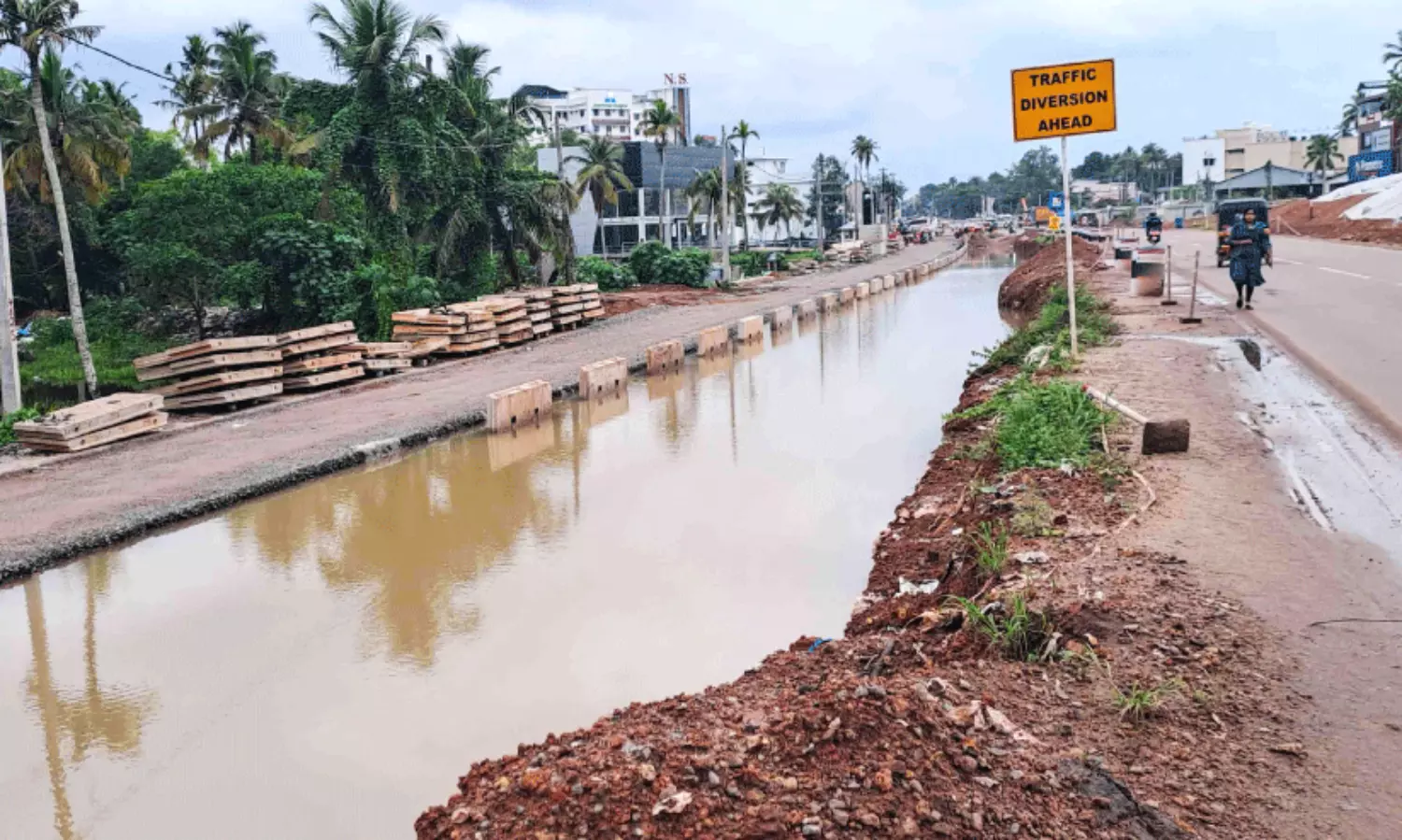 National highway construction; Water enters the pits taken for the road and becomes a danger trap