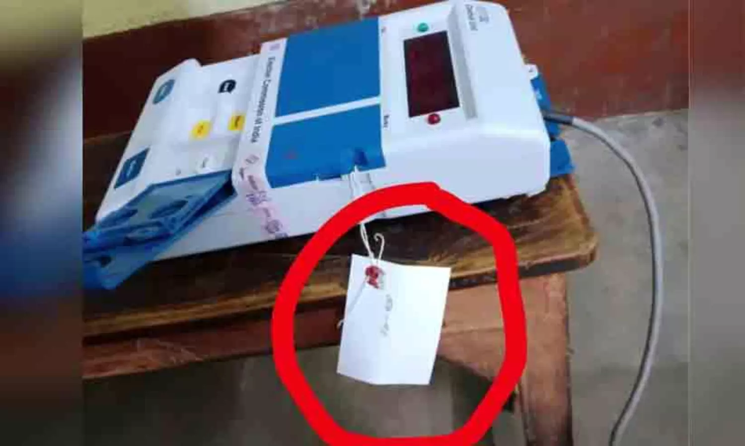 പശ്ചിമ ബംഗാളിലെ ഇലക്ട്രോണിക് വോട്ടിങ് മെഷീനുകളിൽ ബി.ജെ.പിയുടെ ടാഗ്; പരാതി നൽകി തൃണമൂൽ കോൺഗ്രസ്