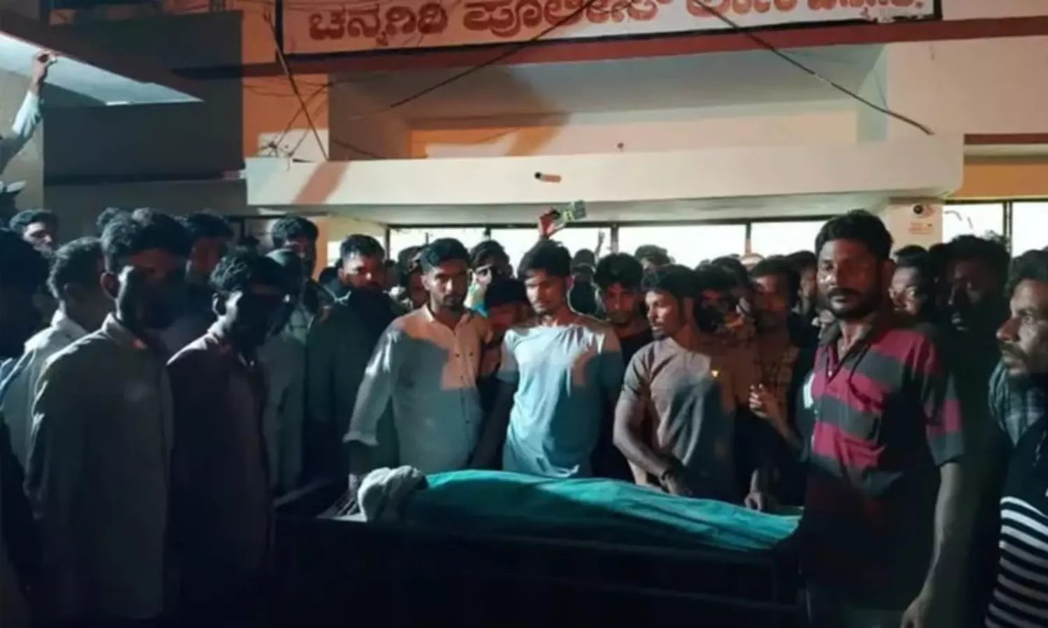 കസ്റ്റഡിയിൽ യുവാവ് മരിച്ചു; കർണാടകയിൽ പൊലീസ് സ്റ്റേഷൻ തകർത്തു, വാഹനങ്ങൾ കത്തിച്ചു