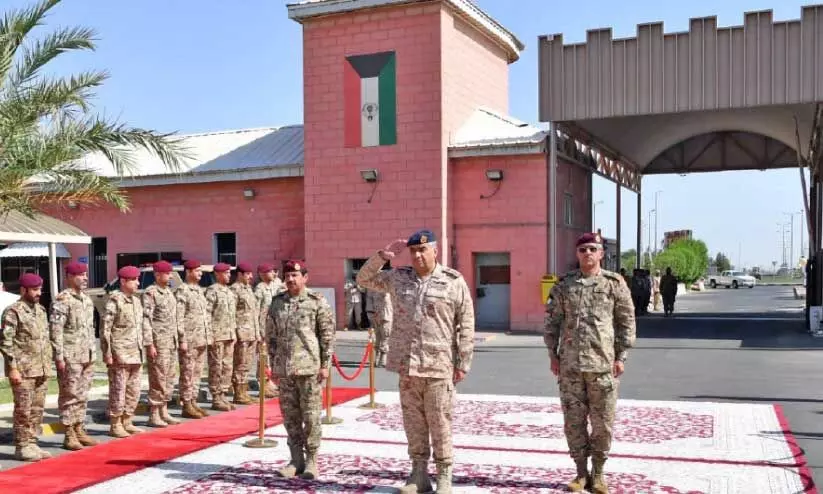 Army chief praises Amiri Guard