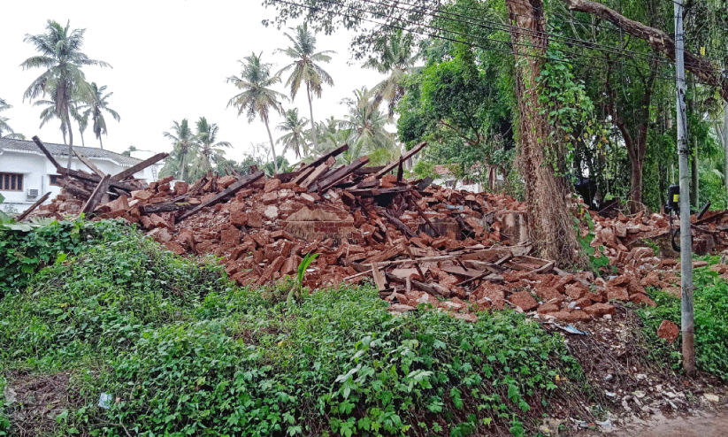 old bungalow in Thalassery