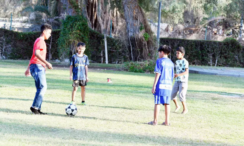 ചൂ​ട്​ ക​ന​ത്തു; ക​ളി​മു​റ്റ​ങ്ങ​ളി​ൽ ഇ​നി ആ​ര​വ​മൊ​ഴി​യും