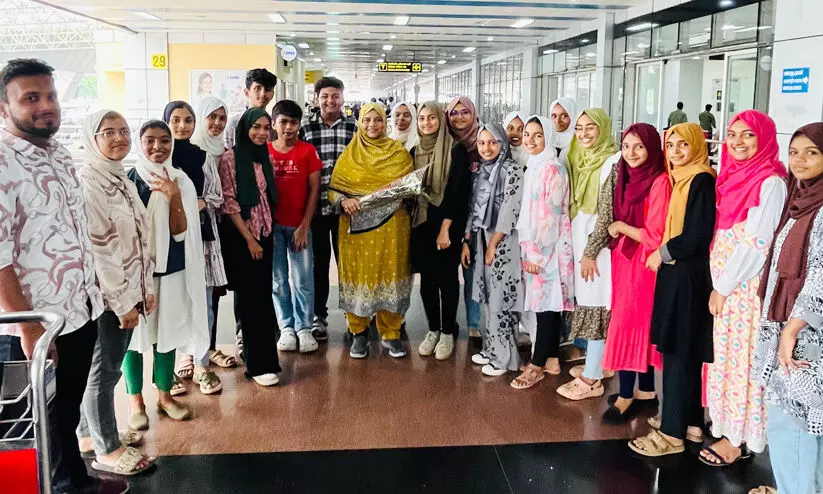 അന്താരാഷ്ട്ര അറബ് സാഹിത്യ പ്രതിഭ സമ്മേളനത്തിൽ പങ്കെടുത്ത അധ്യാപികക്ക് സ്വീകരണം അന്താരാഷ്ട്ര അറബ് സാഹിത്യ പ്രതിഭ സമ്മേളനത്തിൽ പങ്കെടുത്ത അധ്യാപികക്ക് സ്വീകരണം