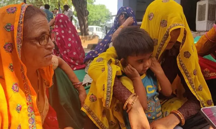 ‘എന്റെ മോളുടെ പോസ്റ്റുമോർട്ടം റിപ്പോർട്ടെങ്കിലും തരൂ, എന്തുകൊണ്ടാണ് ആ കൊലപാതകിയെ അറസ്റ്റ് ചെയ്യാത്തത്?’ ‘എന്റെ മോളുടെ പോസ്റ്റുമോർട്ടം റിപ്പോർട്ടെങ്കിലും തരൂ, എന്തുകൊണ്ടാണ് ആ കൊലപാതകിയെ അറസ്റ്റ് ചെയ്യാത്തത്?’