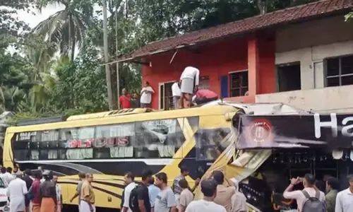 കൊടുവള്ളിയിൽ ബസ് കടയിലേക്ക് ഇടിച്ചുകയറി; ഒരു കുട്ടി ഉൾപ്പെടെ 10 പേർക്ക് പരിക്ക്