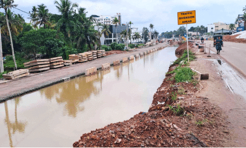 National highway construction; Water enters the pits taken for the road and becomes a danger trap