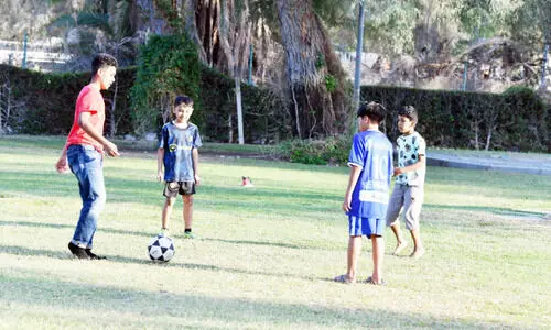 ചൂ​ട്​ ക​ന​ത്തു; ക​ളി​മു​റ്റ​ങ്ങ​ളി​ൽ ഇ​നി ആ​ര​വ​മൊ​ഴി​യും