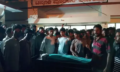 കസ്റ്റഡിയിൽ യുവാവ് മരിച്ചു; കർണാടകയിൽ പൊലീസ് സ്റ്റേഷൻ തകർത്തു, വാഹനങ്ങൾ കത്തിച്ചു