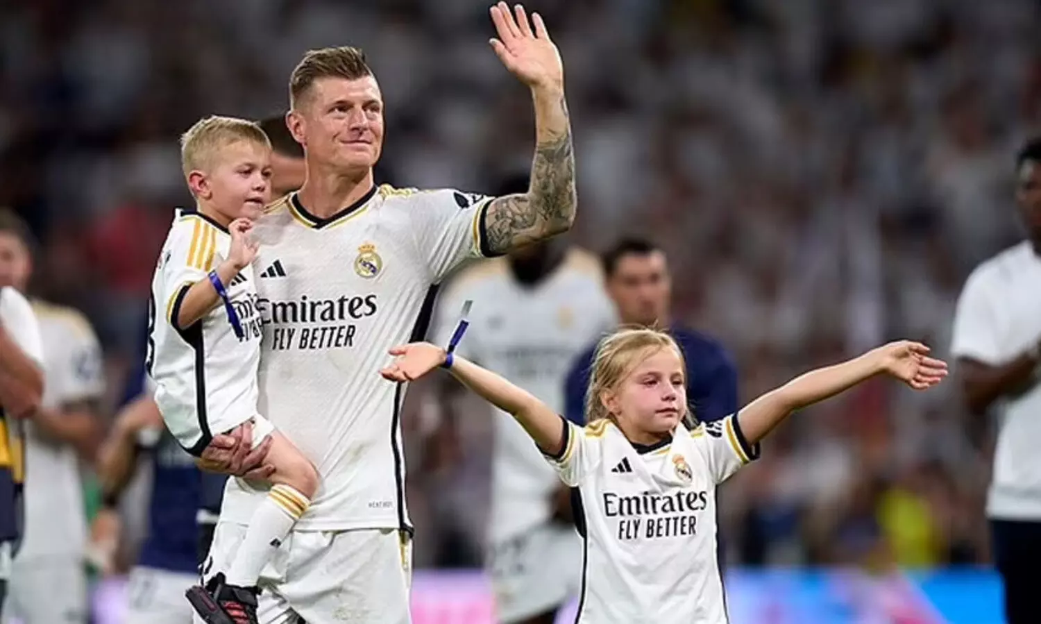 സാന്‍റിയാഗോയിൽ അവസാന മത്സരത്തിൽ കണ്ണീരണിഞ്ഞ് ടോണി ക്രൂസ്; ഗാർഡ് ഓഫ് ഓണർ നൽകി സഹതാരങ്ങൾ