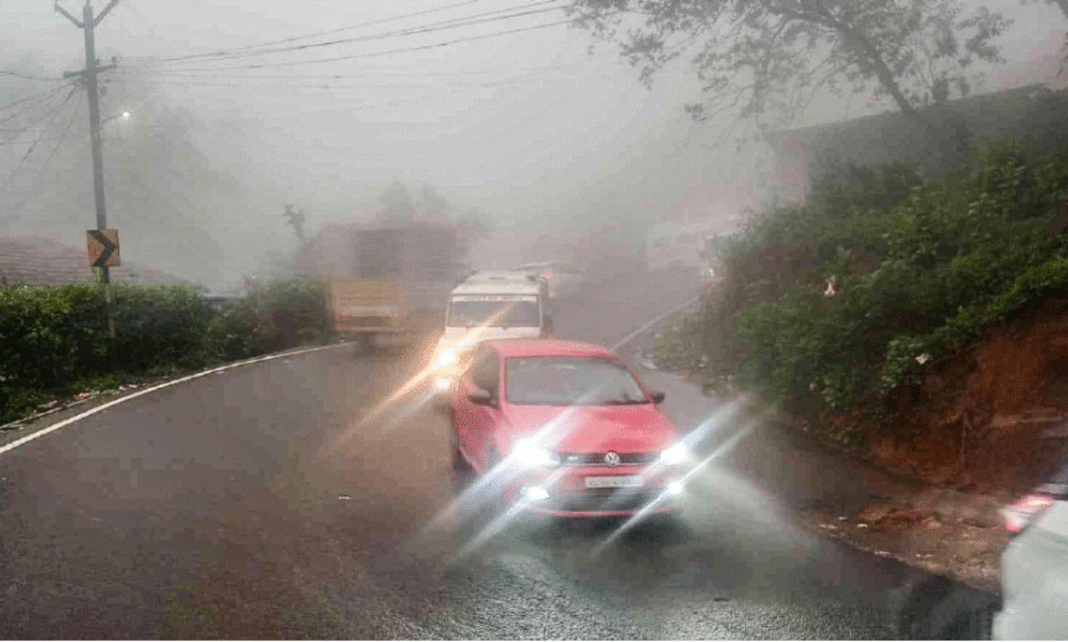 നാ​ടു​കാ​ണി​യി​ൽ വ​ന്നാ​ൽ കാ​ണാം...  ക​ണ്ണു​പൊ​ത്തു​ന്ന കോ​ട​മ​ഞ്ഞ്