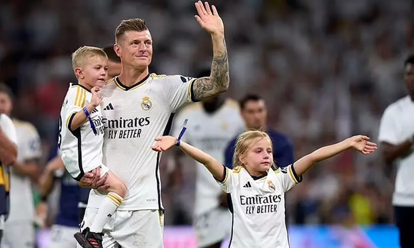 സാന്‍റിയാഗോയിൽ അവസാന മത്സരത്തിൽ കണ്ണീരണിഞ്ഞ് ടോണി ക്രൂസ്; ഗാർഡ് ഓഫ് ഓണർ നൽകി സഹതാരങ്ങൾ