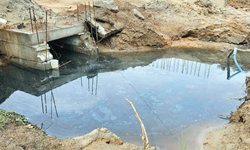 മ​ലി​ന​ജ​ലം കെ​ട്ടി​ക്കി​ട​ക്കു​ന്നു