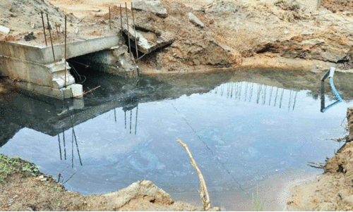 മ​ലി​ന​ജ​ലം കെ​ട്ടി​ക്കി​ട​ക്കു​ന്നു