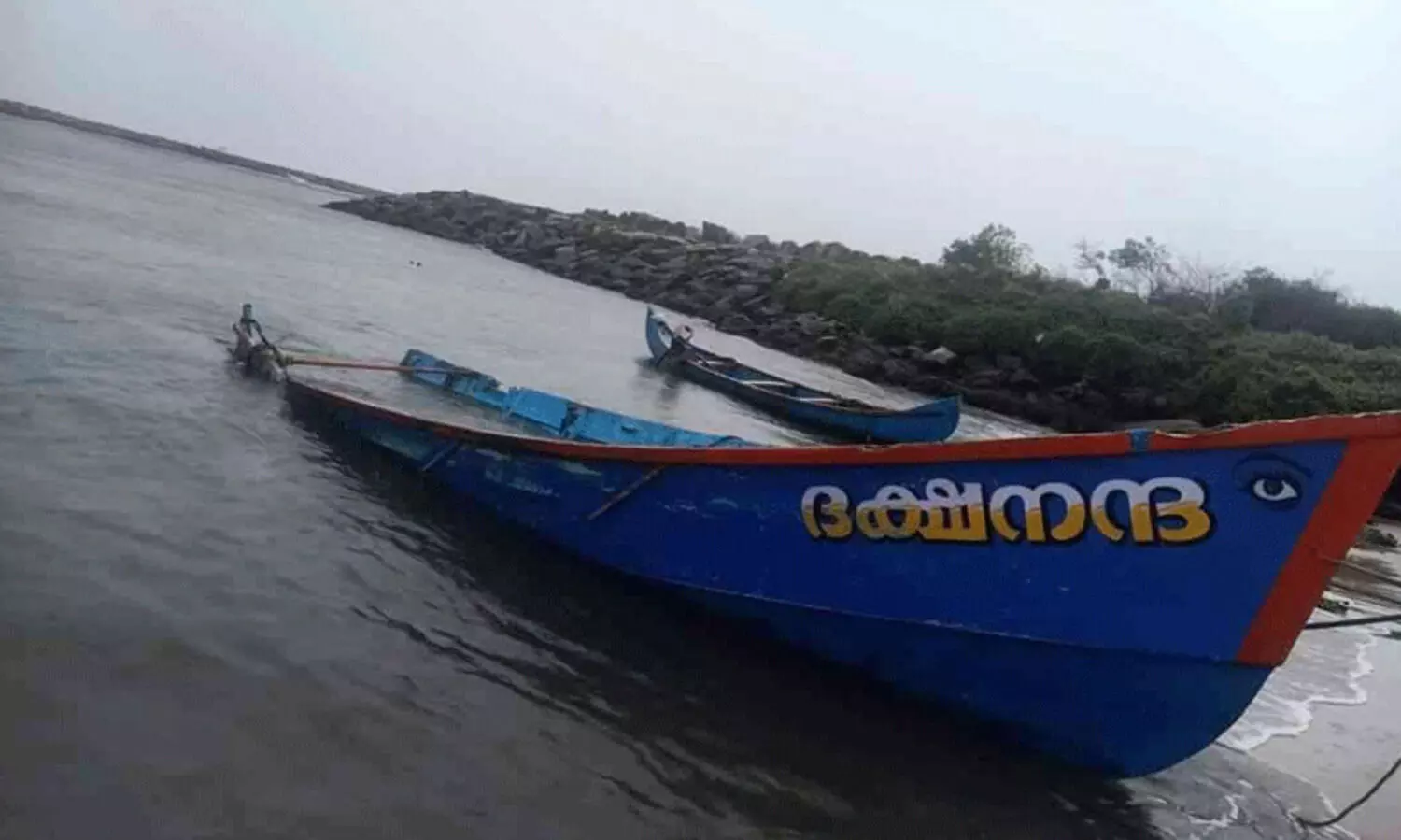 കായംകുളം ഹാർബറിൽ കാറ്റിലും തിരയിലുംപെട്ട് ഏഴ് വള്ളങ്ങൾ തകർന്നു