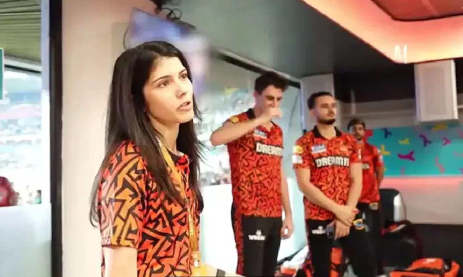 ‘വിട്ടു കളയൂ, നിങ്ങളെയോർത്ത് അഭിമാനിക്കുന്നു’; ശോകമൂകമായ ഡ്രസ്സിങ് റൂമിലെത്തി ഹൈദരാബാദ് താരങ്ങളെ ചേർത്തുപിടിച്ച് കാവ്യ മാരൻ -വിഡിയോ വൈറൽ