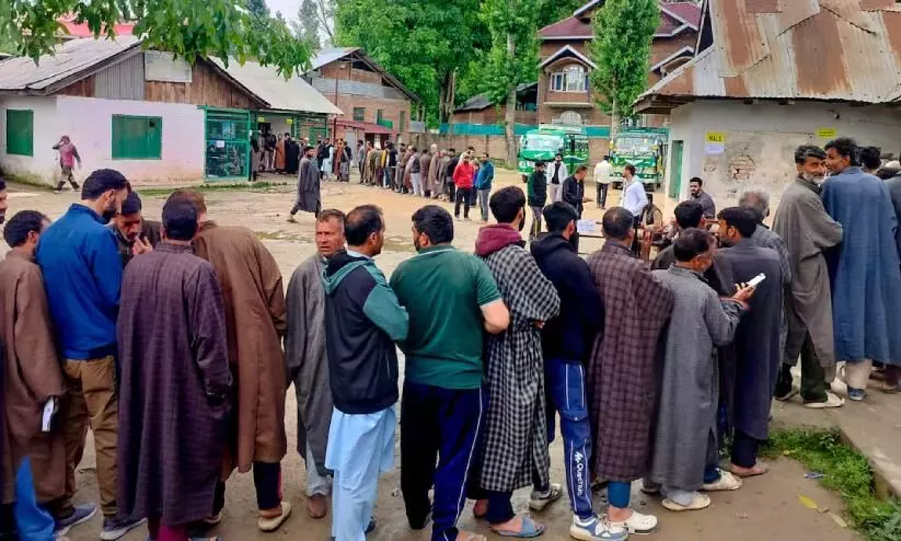 കശ്മീരിൽ 35 വർഷത്തിനിടെ ഏറ്റവും ഉയർന്ന പോളിങ്; വോട്ടു ചെയ്യാനെത്തിയത് 58 ശതമാനം പേർ കശ്മീരിൽ 35 വർഷത്തിനിടെ ഏറ്റവും ഉയർന്ന പോളിങ്; വോട്ടു ചെയ്യാനെത്തിയത് 58 ശതമാനം പേർ