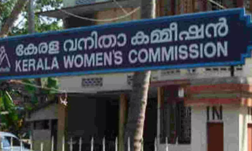 അധ്യാപക സമൂഹത്തില്‍ നിന്നു പോലും വനിതാ ജീവനക്കാരെ എപ്പോഴും അധിക്ഷേപിക്കുന്നുവെന്ന് വനിത കമീഷൻ