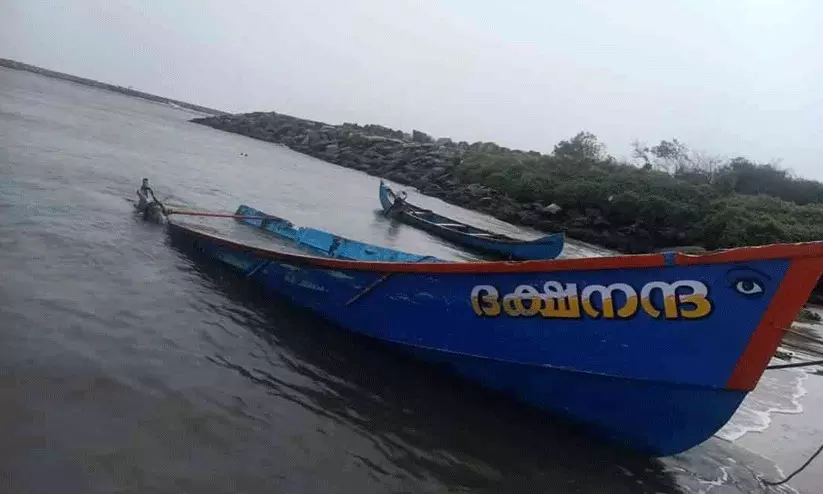 കായംകുളം ഹാർബറിൽ കാറ്റിലും തിരയിലുംപെട്ട് ഏഴ് വള്ളങ്ങൾ തകർന്നു കായംകുളം ഹാർബറിൽ കാറ്റിലും തിരയിലുംപെട്ട് ഏഴ് വള്ളങ്ങൾ തകർന്നു