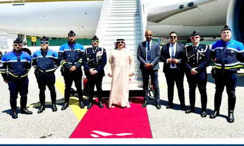 റ​ഷ്യ​ൻ സ​ന്ദ​ർ​ശ​ന​ത്തി​നു​ശേ​ഷം ഹ​മ​ദ് രാ​ജാ​വ് മ​ട​ങ്ങി​യെ​ത്തി