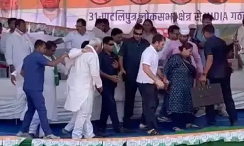 രാഹുൽ വന്നു; വേദി ‘കുലുങ്ങി’; രക്ഷപ്പെട്ടത് തലനാരിഴക്ക് രാഹുൽ വന്നു; വേദി ‘കുലുങ്ങി’; രക്ഷപ്പെട്ടത് തലനാരിഴക്ക്