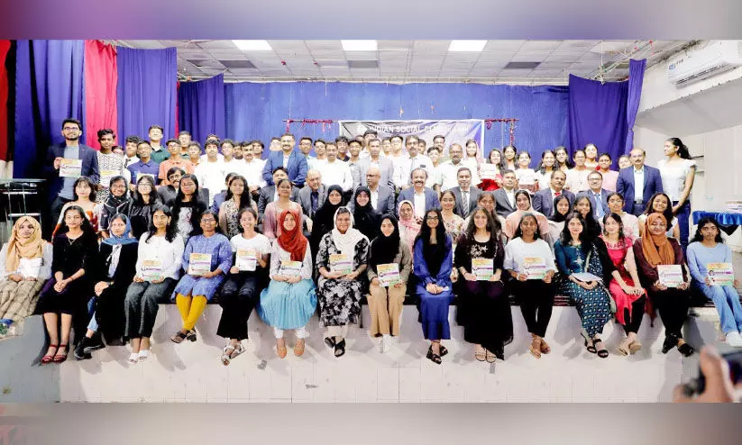 അക്കാദമിക് എക്സലൻസ് അവാർഡ് നൽകി അക്കാദമിക് എക്സലൻസ് അവാർഡ് നൽകി