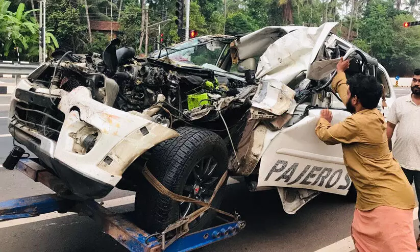 സിഗ്നലിൽ നിർത്തിയിട്ട ലോറിക്ക് പിന്നിൽ കാറിടിച്ച് ഒരാൾ മരിച്ചു സിഗ്നലിൽ നിർത്തിയിട്ട ലോറിക്ക് പിന്നിൽ കാറിടിച്ച് ഒരാൾ മരിച്ചു