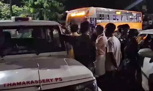 സ്വിഫ്റ്റ് ബസ് തടഞ്ഞ് യാത്രക്കാരനെ മർദിച്ചു സ്വിഫ്റ്റ് ബസ് തടഞ്ഞ് യാത്രക്കാരനെ മർദിച്ചു