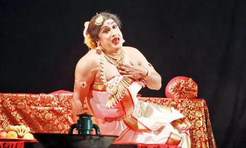 പ്രേ​ക്ഷ​ക​രു​ടെ കൈ​യ​ടി​നേ​ടി ‘പെ​ണ്‍ന​ട​ന്‍’