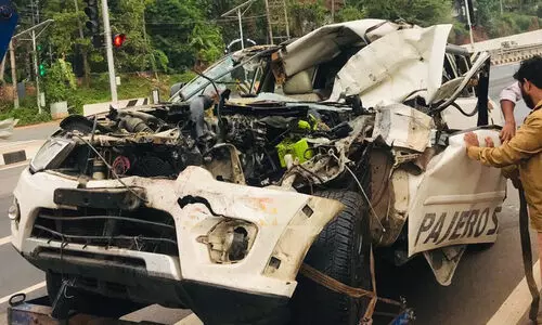 മാഹി ബൈപ്പാസിൽ ട്രാഫിക് സിഗ്നലിൽ നിർത്തിയിട്ട ലോറിക്ക് പിന്നിൽ കാറിടിച്ച് ഒരാൾ മരിച്ചു മാഹി ബൈപ്പാസിൽ ട്രാഫിക് സിഗ്നലിൽ നിർത്തിയിട്ട ലോറിക്ക് പിന്നിൽ കാറിടിച്ച് ഒരാൾ മരിച്ചു