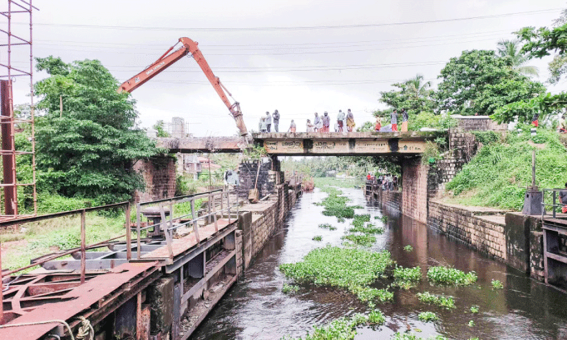 Thrikkunnapuzha Bridge