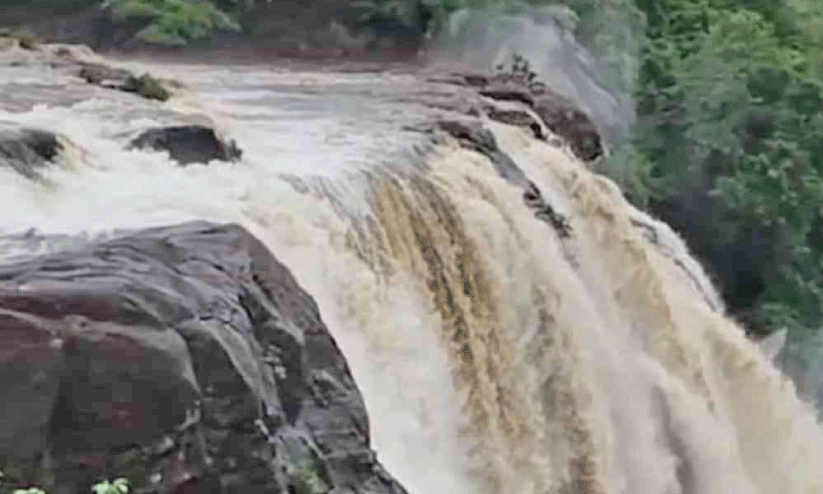 അ​തി​ര​പ്പി​ള്ളി വെ​ള്ള​ച്ചാ​ട്ടം