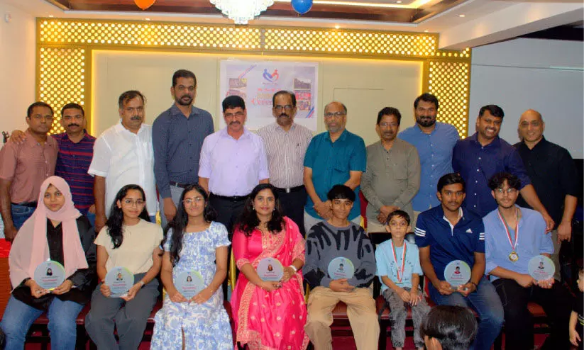 അ​വാ​ർ​ഡ് വി​ത​ര​ണ​വും കു​ടും​ബ സം​ഗ​മ​വും