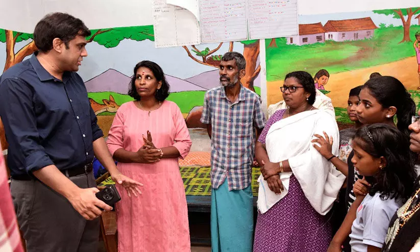 കാക്കനാട് എം.എ അബൂബക്കര് മെമ്മോറിയല് ഗവ: എല്.പി സ്കൂളിലെ ദുരിതാശ്വാസ ക്യാമ്പില് കഴിയുന്ന കീരേലിമല നിവാസികളോട് കലക്ടര് എന്.എസ്.കെ.ഉമേഷ് സംസാരിക്കുന്നു. കാക്കനാട് എം.എ അബൂബക്കര് മെമ്മോറിയല് ഗവ: എല്.പി സ്കൂളിലെ ദുരിതാശ്വാസ ക്യാമ്പില് കഴിയുന്ന കീരേലിമല നിവാസികളോട് കലക്ടര് എന്.എസ്.കെ.ഉമേഷ് സംസാരിക്കുന്നു.