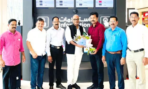 കേ​ര​ള ല​ളി​ത​ക​ലാ അ​ക്കാ​ദ​മി ചെ​യ​ർ​മാ​ൻ മു​ര​ളി ചീ​രോ​ത്തി​നെ സ്വീ​ക​രി​ച്ചു