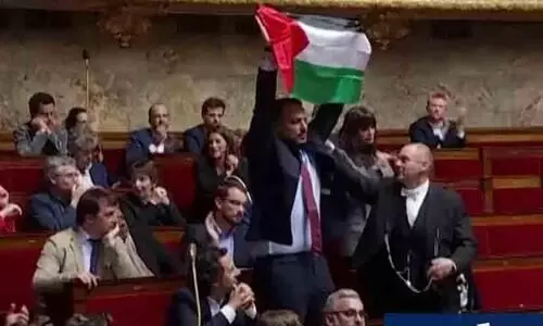 ഫ്രഞ്ച് പാർലമെന്റിൽ ഫലസ്തീൻ പതാക വീശിയ എം.പിക്ക് സസ്​പെൻഷൻ