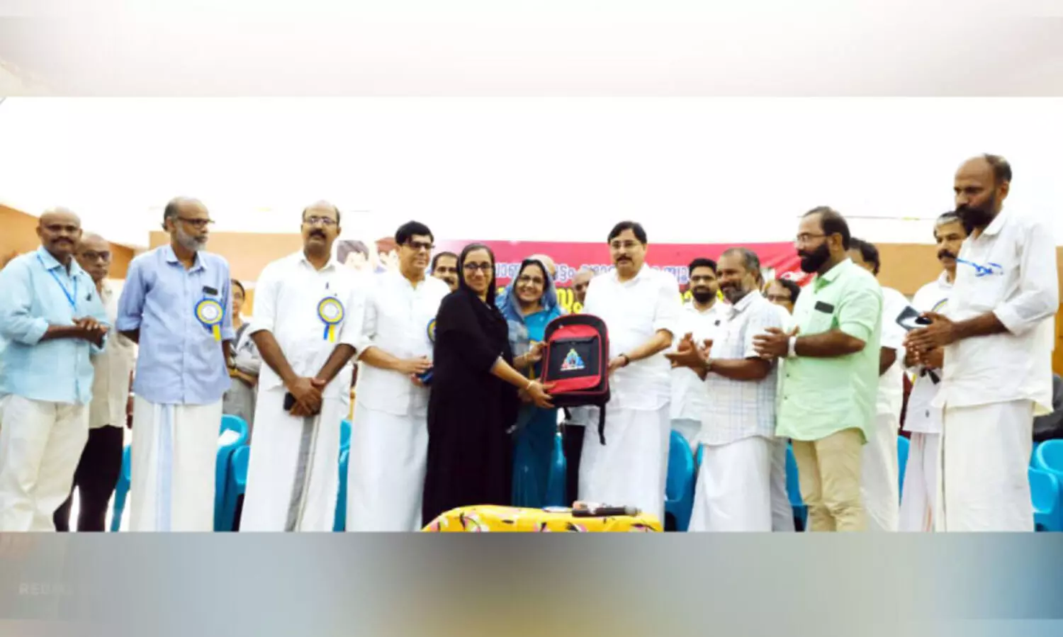 കൊ​യി​ലാ​ണ്ടി​ക്കൂ​ട്ടം  സ്‌​കൂ​ൾ പ​ഠ​നോ​പ​ക​ര​ണം വി​ത​ര​ണം ചെ​യ്തു