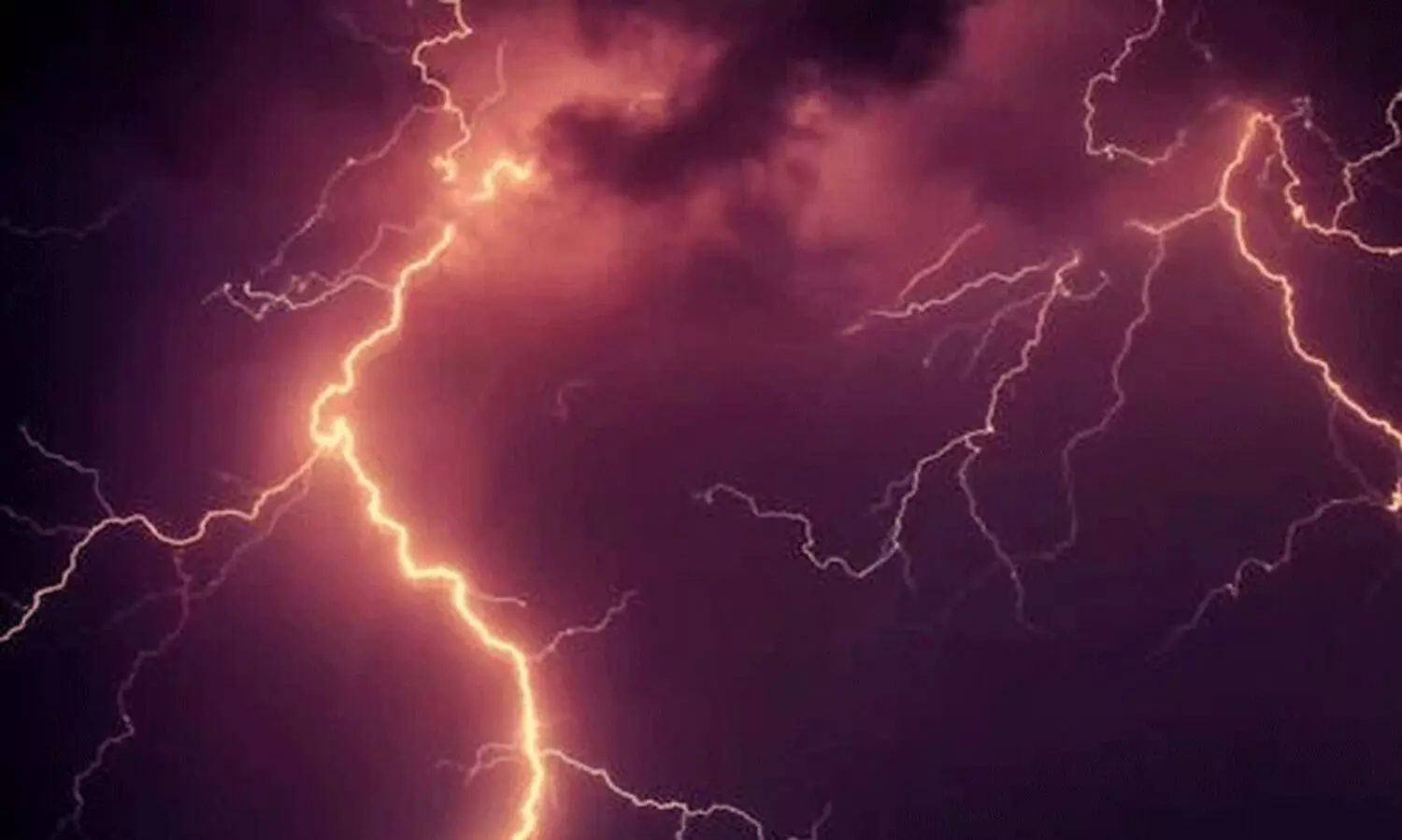 കോഴിക്കോട് സൗത്ത് ബീച്ചിൽ ഏഴുപേർക്ക് ഇടിമിന്നലേറ്റ് പരിക്ക്