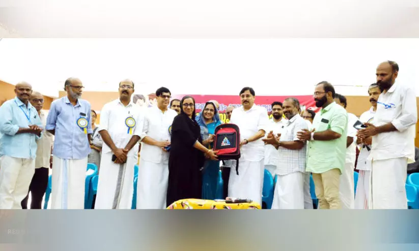 കൊയിലാണ്ടിക്കൂട്ടം സ്കൂൾ പഠനോപകരണം വിതരണം ചെയ്തു കൊയിലാണ്ടിക്കൂട്ടം സ്കൂൾ പഠനോപകരണം വിതരണം ചെയ്തു